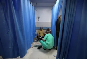 Doctors performing surgery on floors in gaza