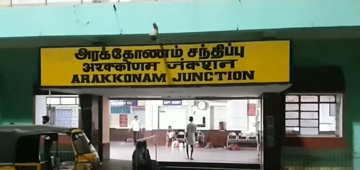 railway passengers argue with ticket checker in chennai