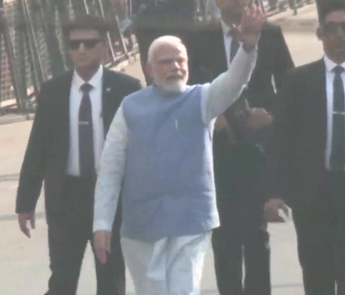 pm narendra modi cast his vote in gujarat election