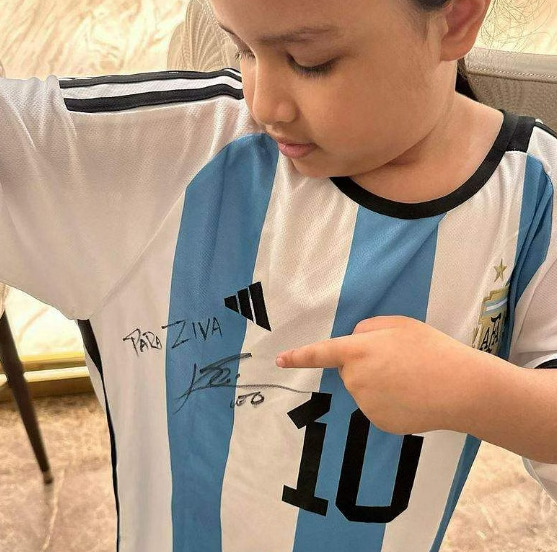 messi gifted dhonis daughter