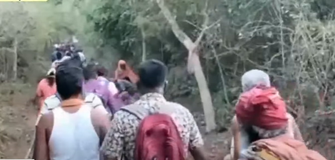 devotees allowed to climb up sathuragiri hills