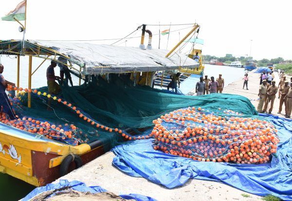 Ban on narrow nets Fishermen protest in Chennai