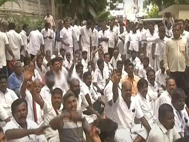 dmk members protest at arivalayam