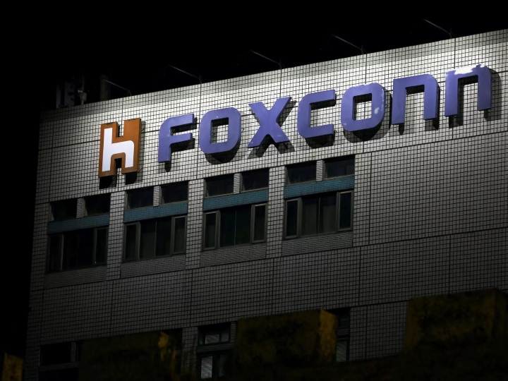 foxconn going to build factory in india