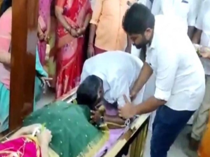 o panneerselvam holds his mother leg and cry
