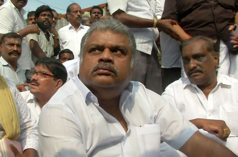 Stalin gave life to AIADMK alliance by arresting Edappadi