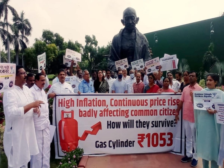 Opposition leaders protest at parliament campus ragul gandhi inflation gas price