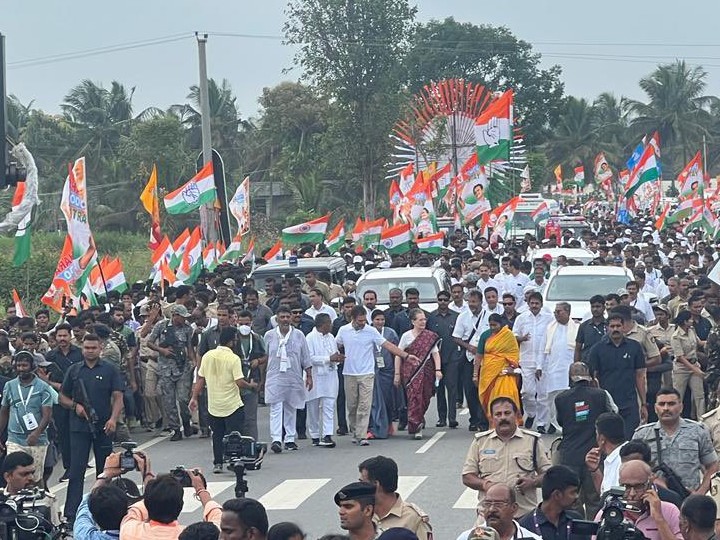 sonia gandhi march with rahul gandhi in karnataka