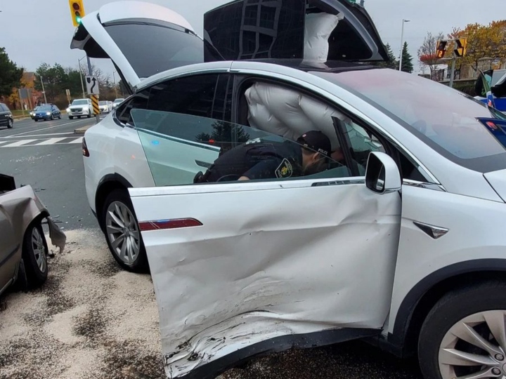 actress rambha committed car accident with her childrens