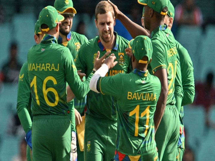 south africa wins by 104 runs in t20 super 12 match today