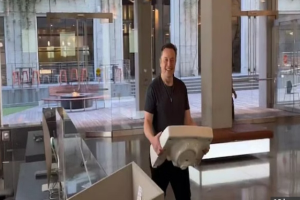 elon musk action in twitter office staffs