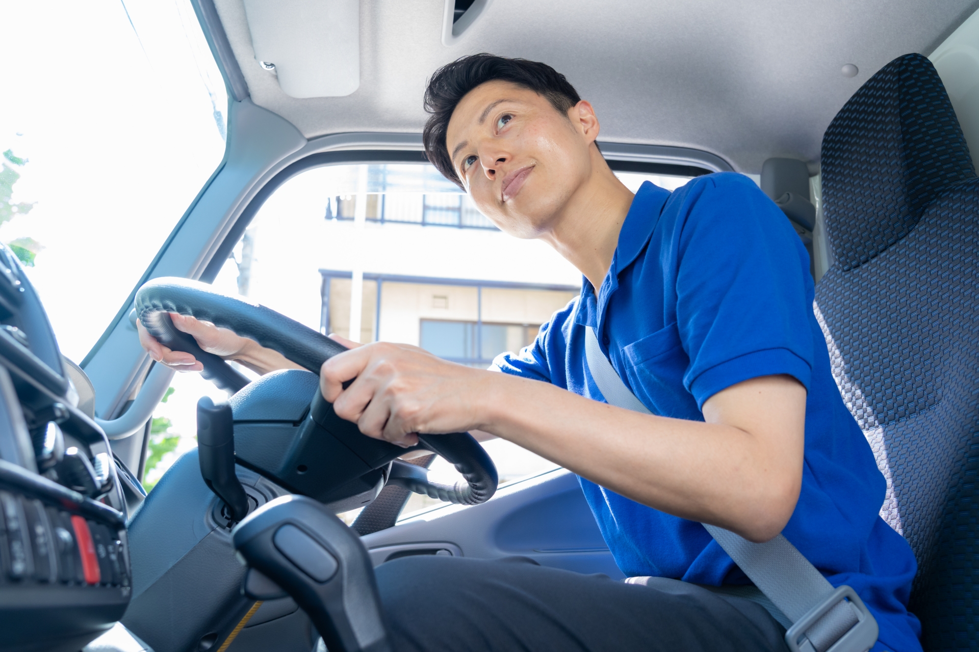 【2026年最新】ドライバー正社員は本当に安定か？給与・福利厚生・業務委託との違い