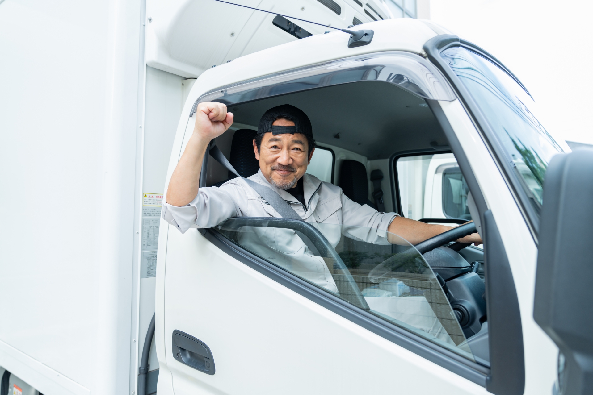 【2026年最新】トラックドライバーの年収は平均492万・資格次第で600万円超