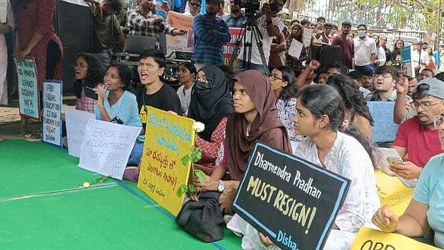 Students Rally Behind Sonam Wangchuk in Bengaluru Over NEET Paper Leak