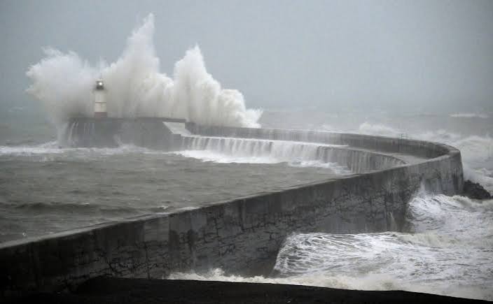 Storms Boelo and Austen Disrupt Power Supplies, Affecting 150,000 Homes in UK, France, and Germany