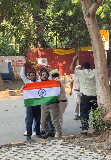 CJP Leaders Detained by Delhi Police After Scaling Jantar Mantar Barricades