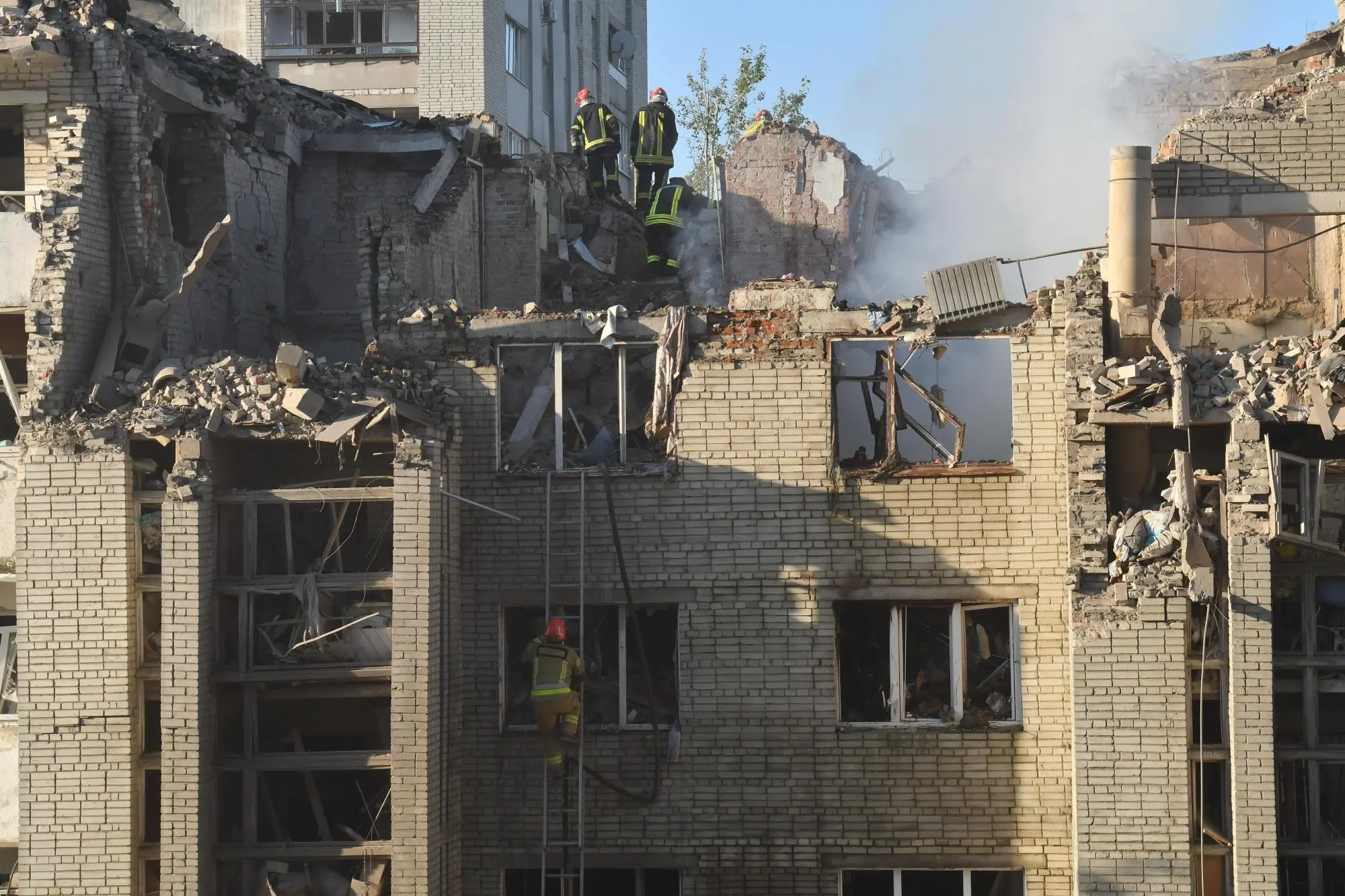 Russian Strikes Kill At Least 10 Civilians, Injure Over 50 in Ukraine