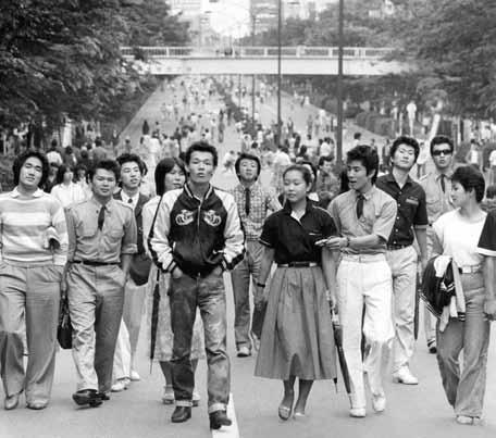 日本表參道行人徒步區的成群少年，1977年。（©每日新聞社，八旗文化提供）