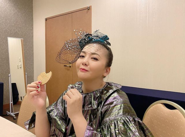 刻意撞衫安室奈美惠？ 她秀鑽戒曝婚訊網喊「恐怖片等級」