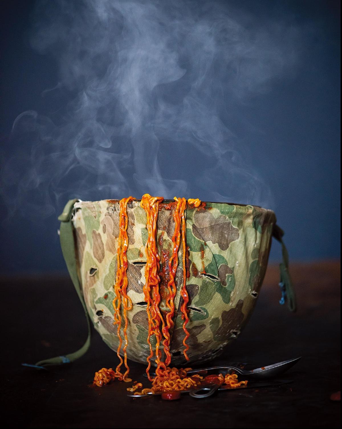 《食指大動》之「部隊鍋」（Photo：鮑比‧費雪﹝Bobby Fisher﹞，臉譜出版提供）