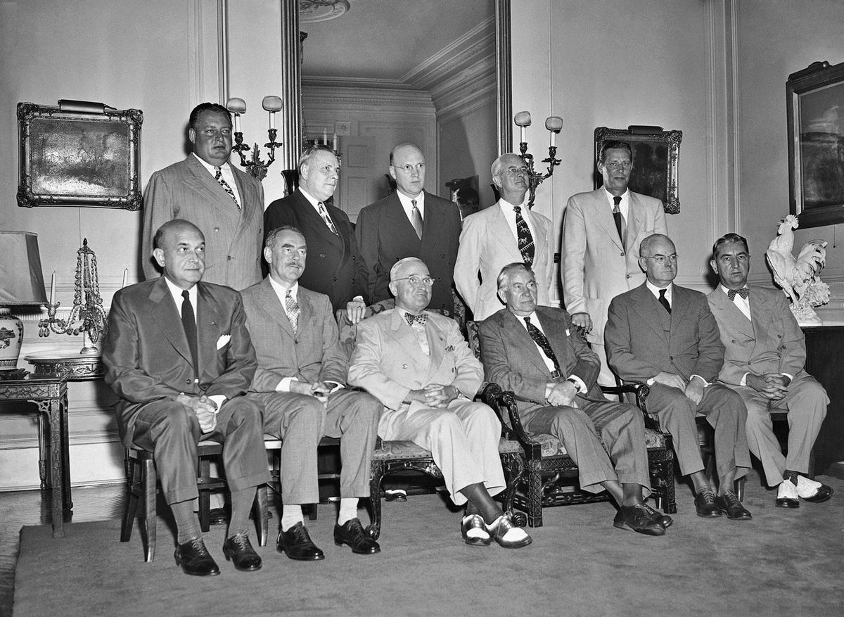 美國國務卿艾奇遜（前排左二）。（遠足文化提供）