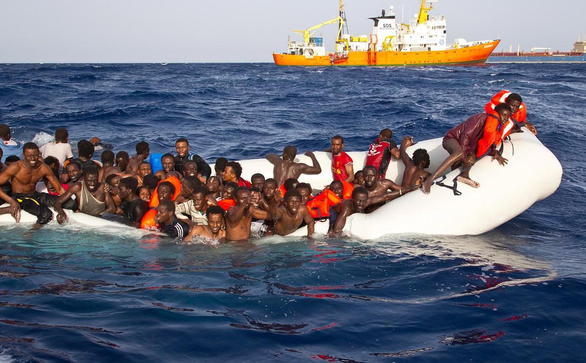 蘭佩杜薩島原為歐洲度假勝地，近年已成為難民進入歐洲尋求庇護的地點。圖為難民們在一艘即將沉沒的橡皮艇上，被人道主義救援組織“SOS地中海”救起。圖：東方IC提供