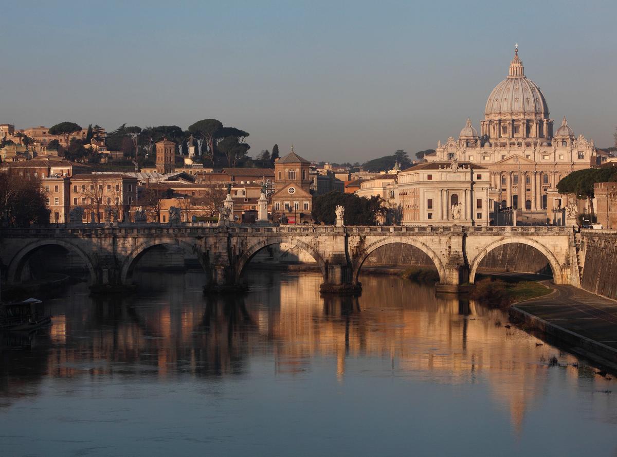 臺伯河上的聖天使橋（Ponte Sant'Angelo），右方建築為聖彼得大教堂。（東方IC）