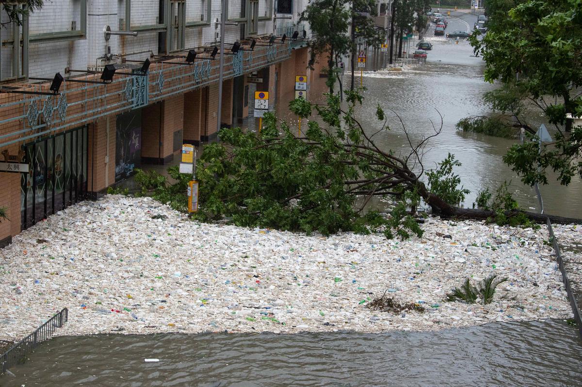 山竹颱風侵襲香港後，大量海洋垃圾被「送回」陸地。（東方IC）