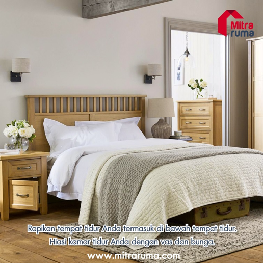 Kamar tidur dengan vas bunga