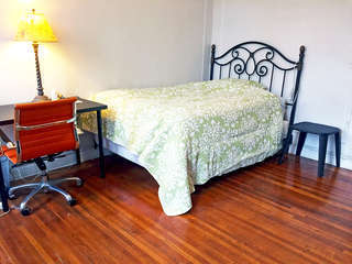 2nd bedroom w desk chair s