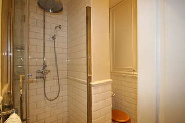 8 kewfoot road shower  1 