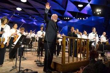 8.13.21 boston pops film night  john williams acknowledges applause  hilary scott 