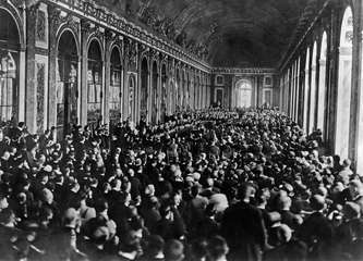 Dignitaries hall of mirrors france palace versailles june 28 1919