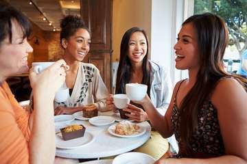 General  women drinking and chatting  800x533 