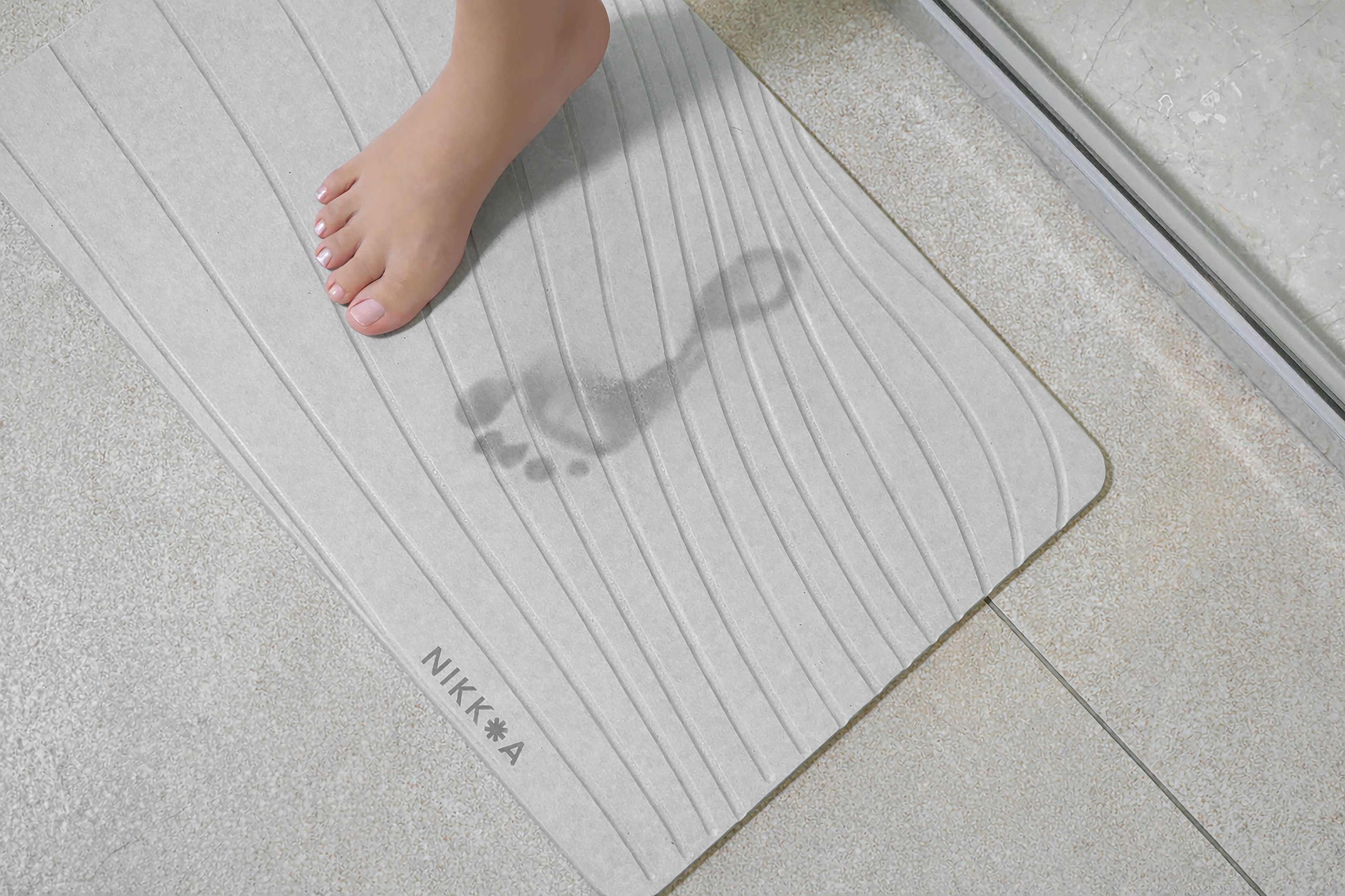 <p><strong>Diseñada para el uso diario </strong></p><p>La alfombra de baño NIKKOA absorbe la humedad de forma inmediata gracias a la diatomita, manteniendo el baño seco y aportando un diseño limpio y moderno.</p>