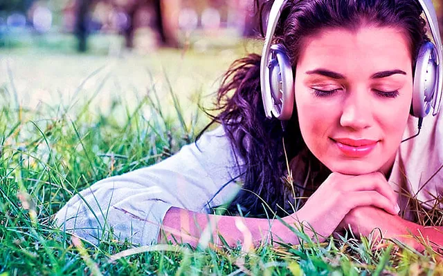 Mulher ouvindo áudio 3D em fone de ouvido