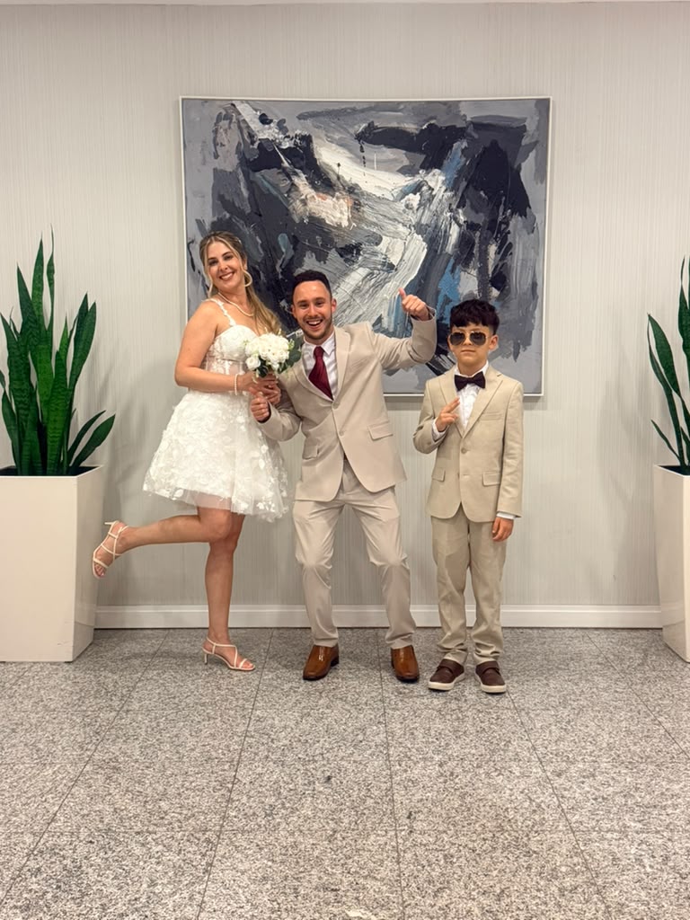 Pareja con niño en la ceremonia