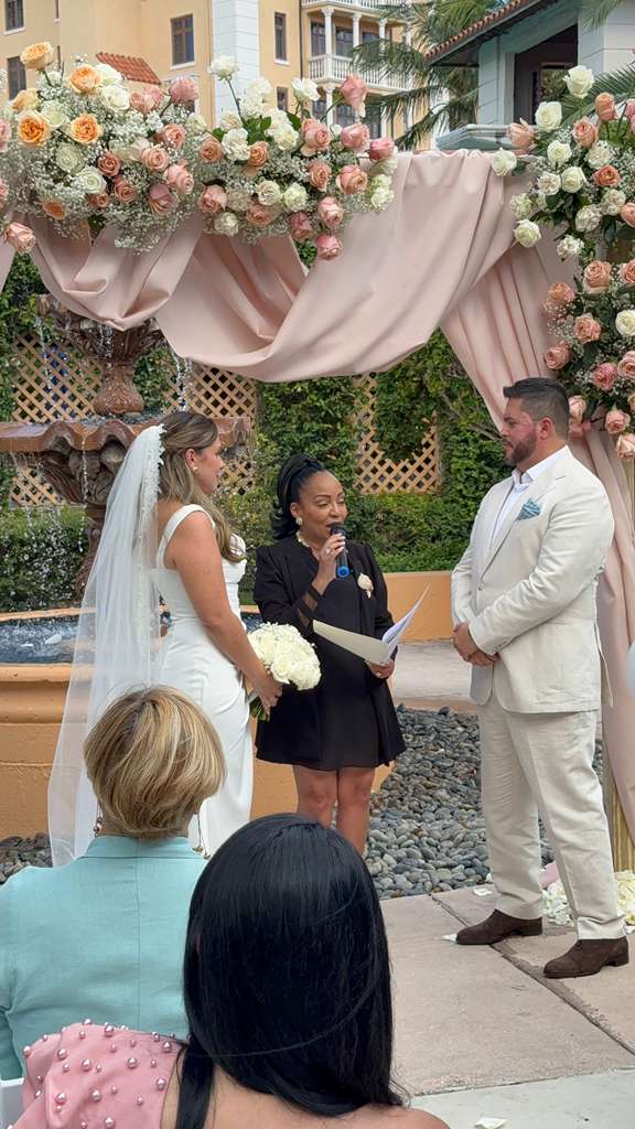 Oficiante de bodas sonriendo durante una ceremonia al aire libre