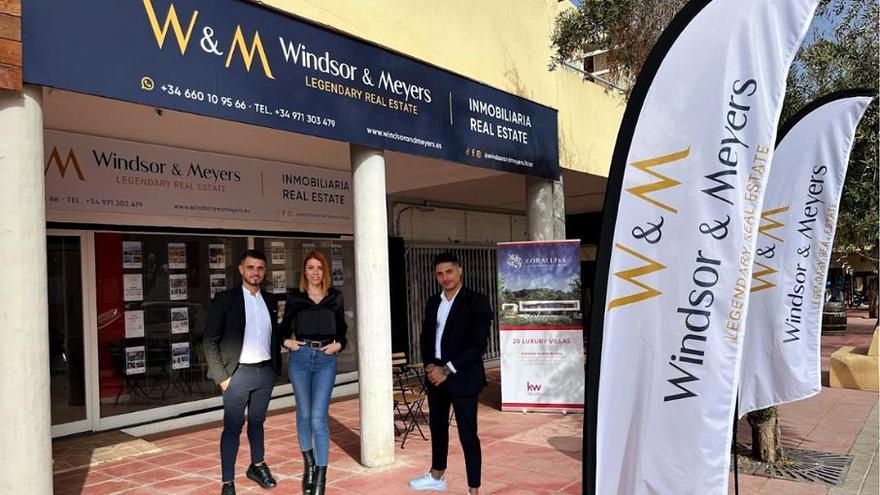 Equipo de agentes inmobiliarios en ibiza