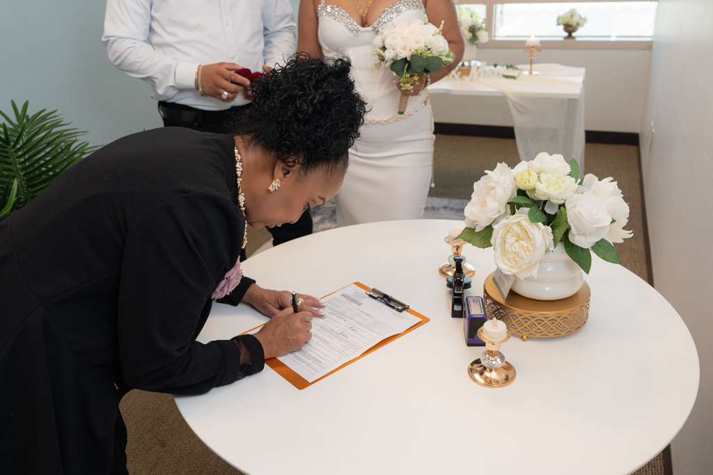 Donella Muñoz firmando una licencia de matrimonio