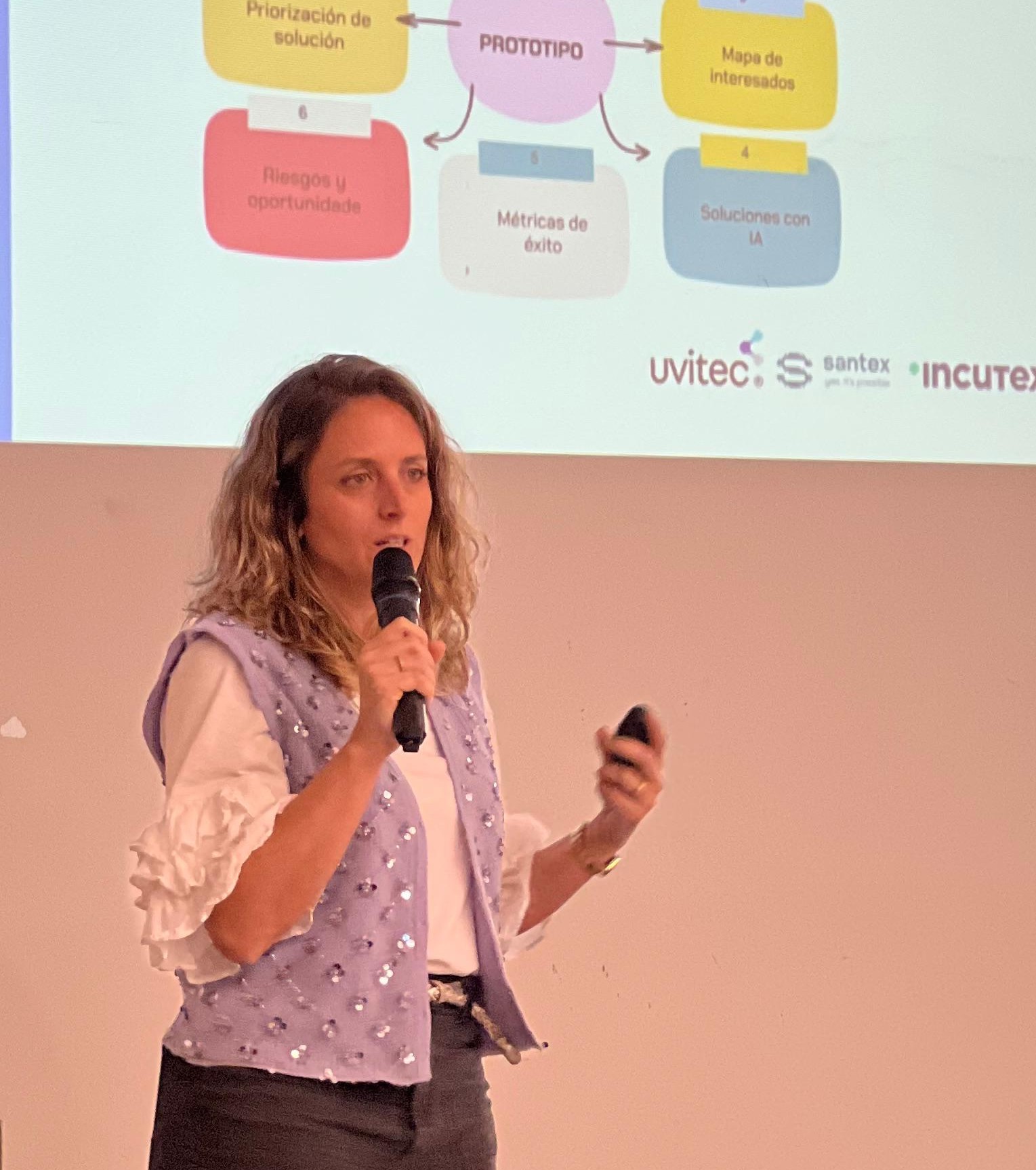 Image of Trabajamos especialmente con empresas que crecieron y necesitan ordenar procesos, tienen muchas iniciativas y poco foco, quieren profesionalizar su operación o quieren explorar innovación o IA en su negocio