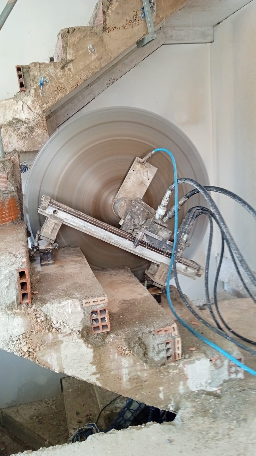 Máquina de cortar y perforar
