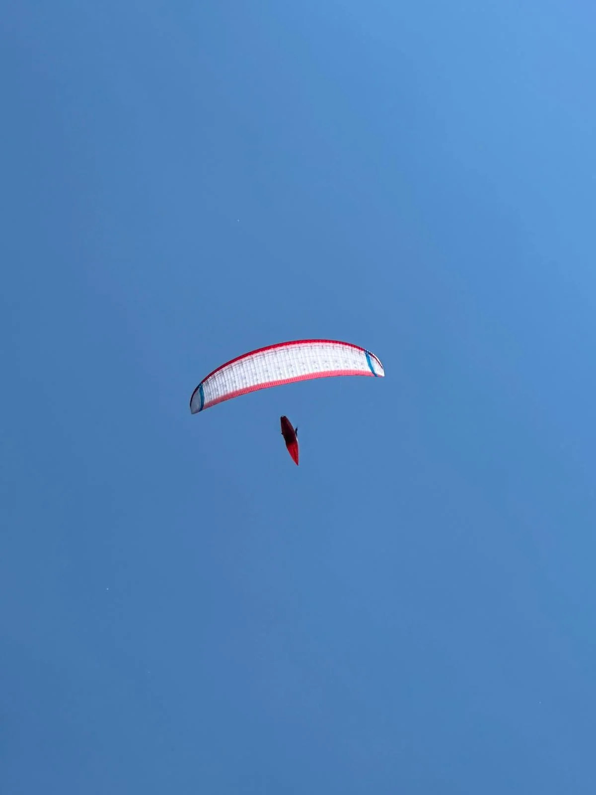 Attraverso un design innovativo e materiali di ultima generazione, il sistema assicura un'ottima resistenza agli impatti e un comfort superiore durante il volo. Perfetto per piloti di tutti i livelli, dal principiante al professionista.
