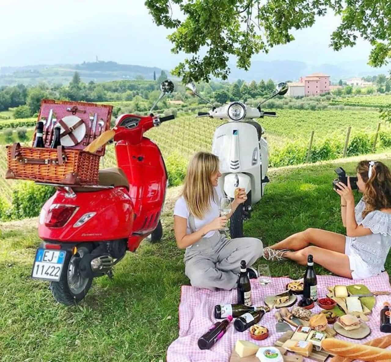 Questo pacchetto include un soggiorno in una villa esclusiva, tour guidati tra le vigne e degustazioni private. Scopri la cultura e la bellezza del Piemonte con esperienze su misura per te.