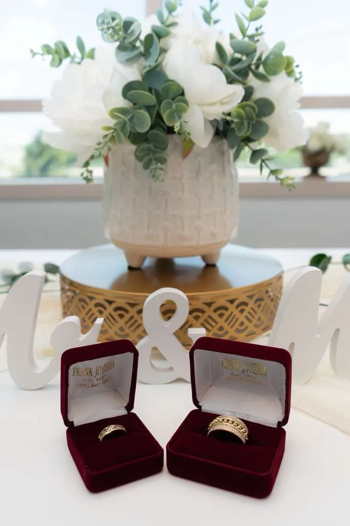 Anillos de boda junto a la decoración de la ceremonia en oficina