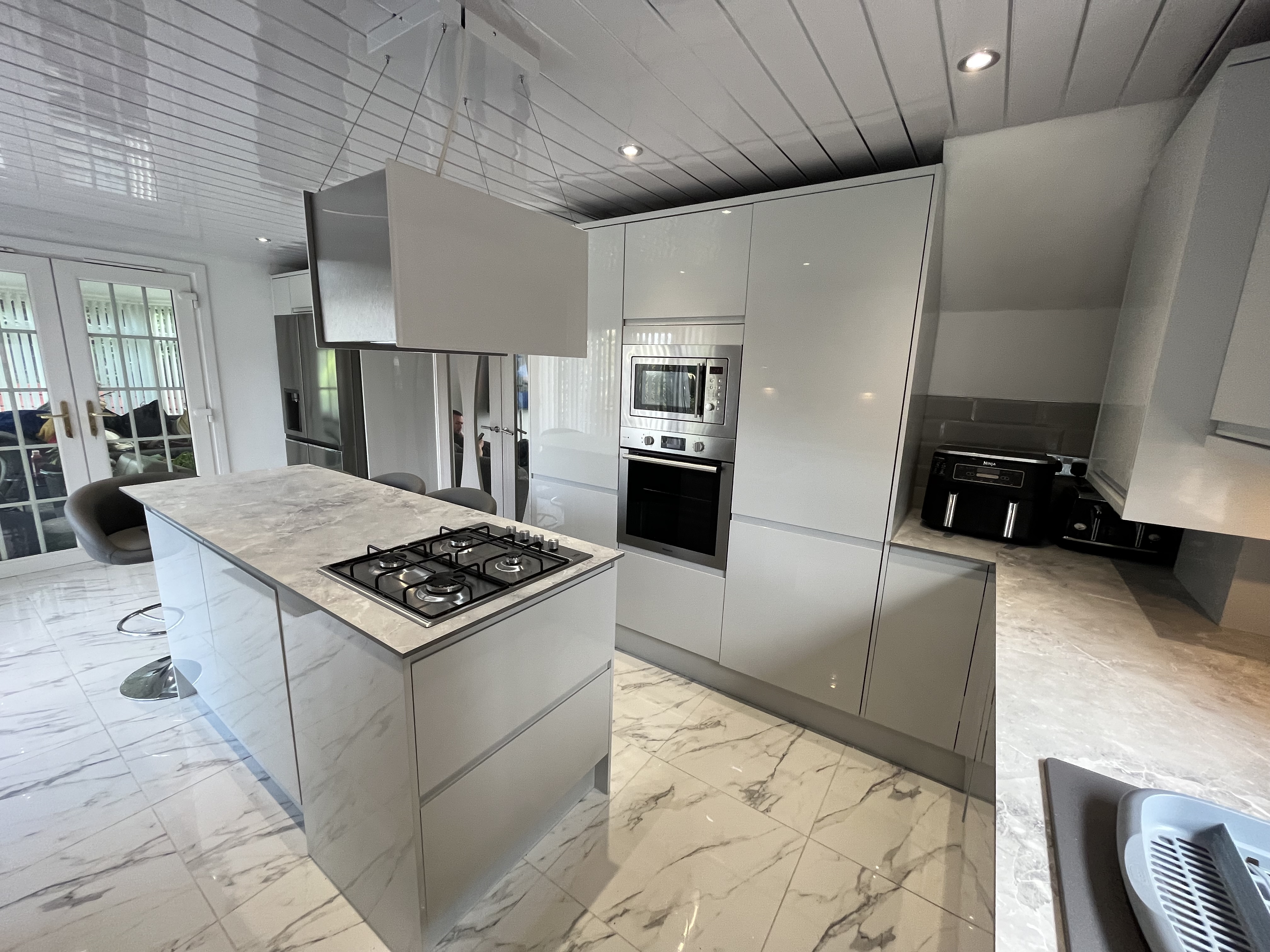 Kitchen island with marble worktop and gas hob
