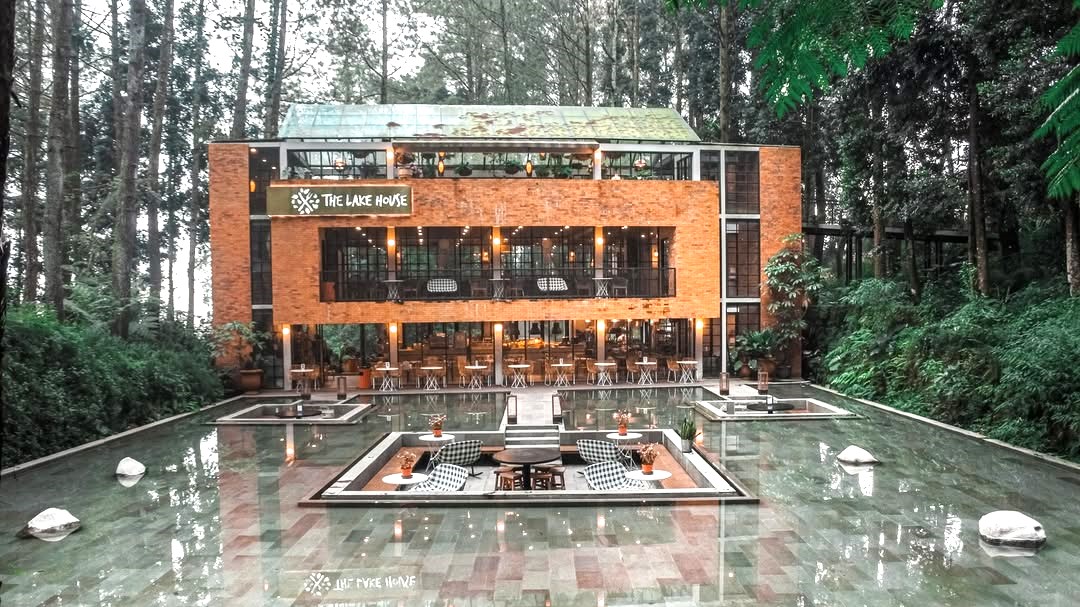 <span>The Lake House</span>