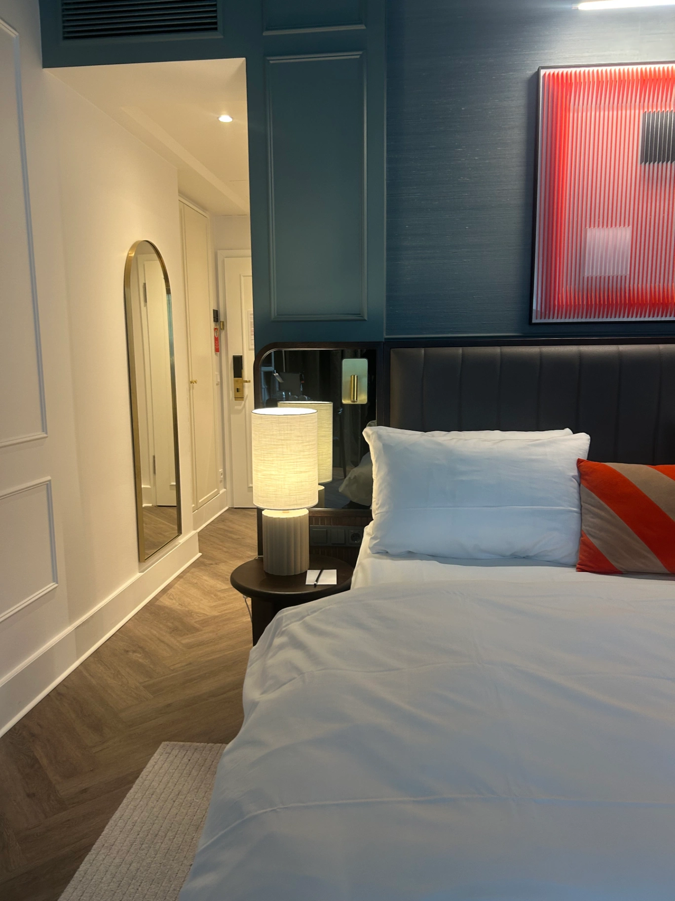 <p>Für höchsten Komfort sorgen die <strong>303 frisch renovierten Zimmer und Suiten</strong>, die großzügig geschnitten sind und modernes Design mit gemütlichem Flair verbinden. Dank der Top-Lage (U-Bahn direkt vor der Tür, 20 Min. zur Messe) ist das Haus die ideale Wahl für Events, Business und Lifestyle in Berlin.</p>