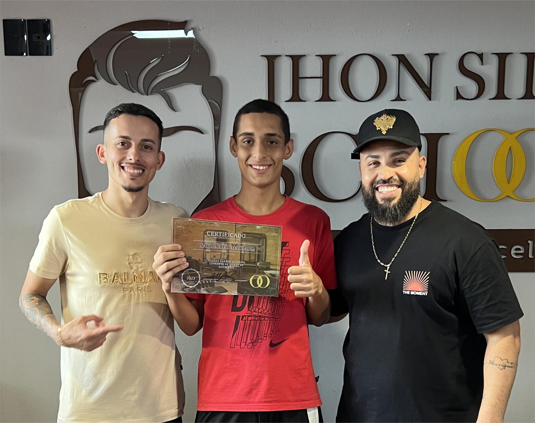Com a formação da Barber School, você estará preparado para iniciar uma carreira de sucesso na barbearia. Nossos cursos são reconhecidos por sua qualidade e eficácia.