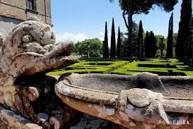 <span>EsternoDall'alto si può ammirare la sua forma a pentagono con il cortile circolare al centro. Questo era in pendenza verso il centro, dove all'interno di esso era situata una "bocca della verità" che raccoglieva tutta l'acqua piovana che veniva usata per ogni bene di uso quotidiano. Il palazzo viene inquadrato dalla strada che si allarga nella piazza antistante la facciata principale (dove è posto l'ingresso). Probabilmente Vignola stesso progettò la sistemazione esterna, demolendo molte preesistenze del borgo, e progettando anche le facciate di alcuni edifici che fanno da quinta alla prospettiva di accesso.[3] Originariamente tutt'intorno era circondato da un fossato.</span>